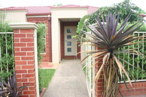 Villa on Nathan, Albury